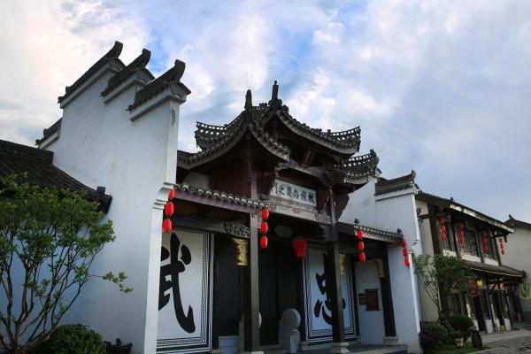徐幻吃醋搞破坏 白浪救场众人和解